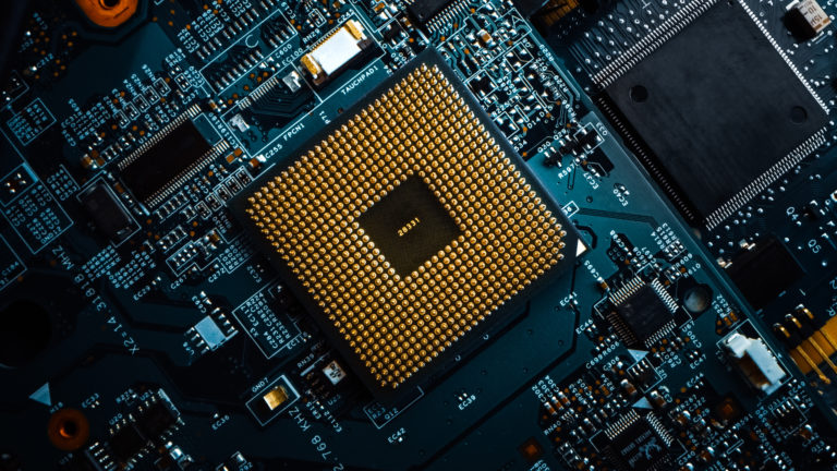 Americké firmy ovládají 70&nbsp;% evropského cloudového trhu. Závislost na jejich technologiích může být naší slabinou